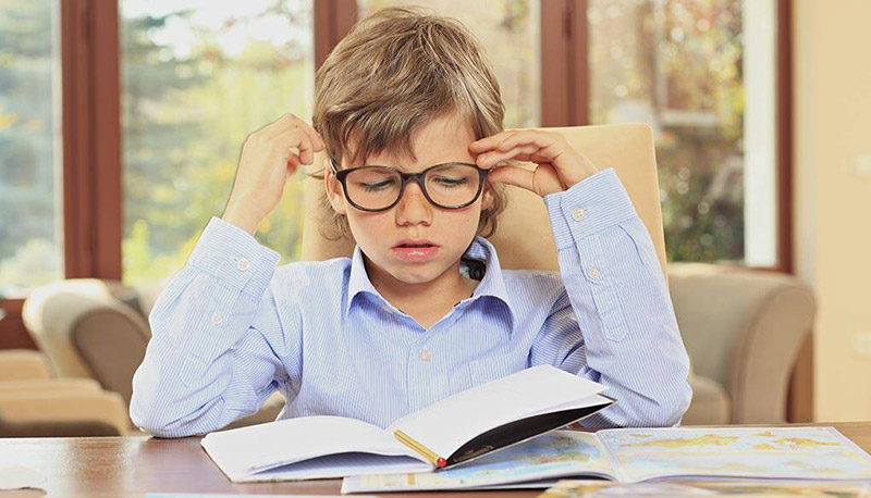 آیا استفاده از عینک باعث ضعیف شدن چشم کودکان می‌شود؟
