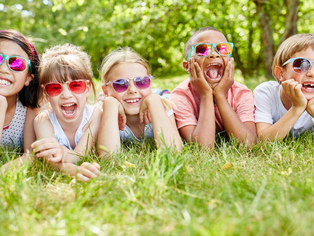 اهمیت استفاده از عینک برای کودکان چشم رنگی